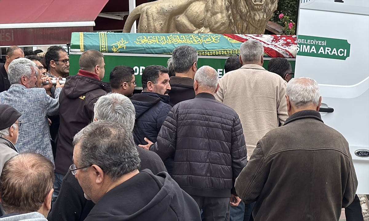 Eskişehir'deki trafik kazasında ölen 13 yaşındaki kızın cenazesi defnedildi