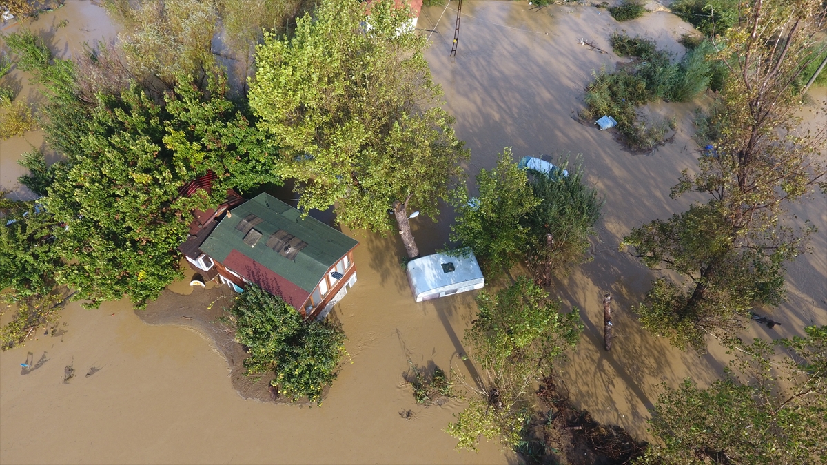 Gökçeada'da kuvvetli sağanak hayatı olumsuz etkiledi