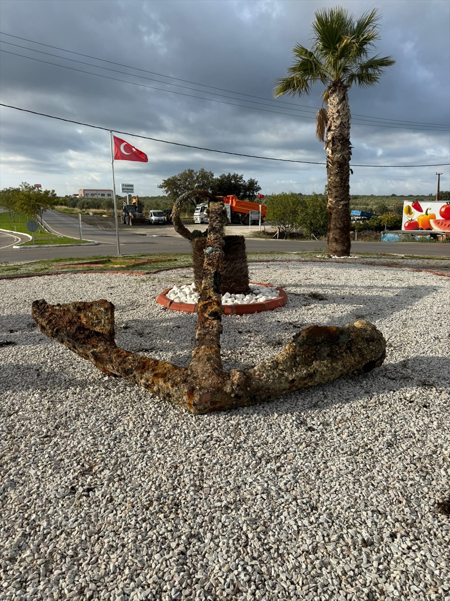 Çanakkale'de balıkçıların ağına yaklaşık 3 tonluk tarihi çapa takıldı