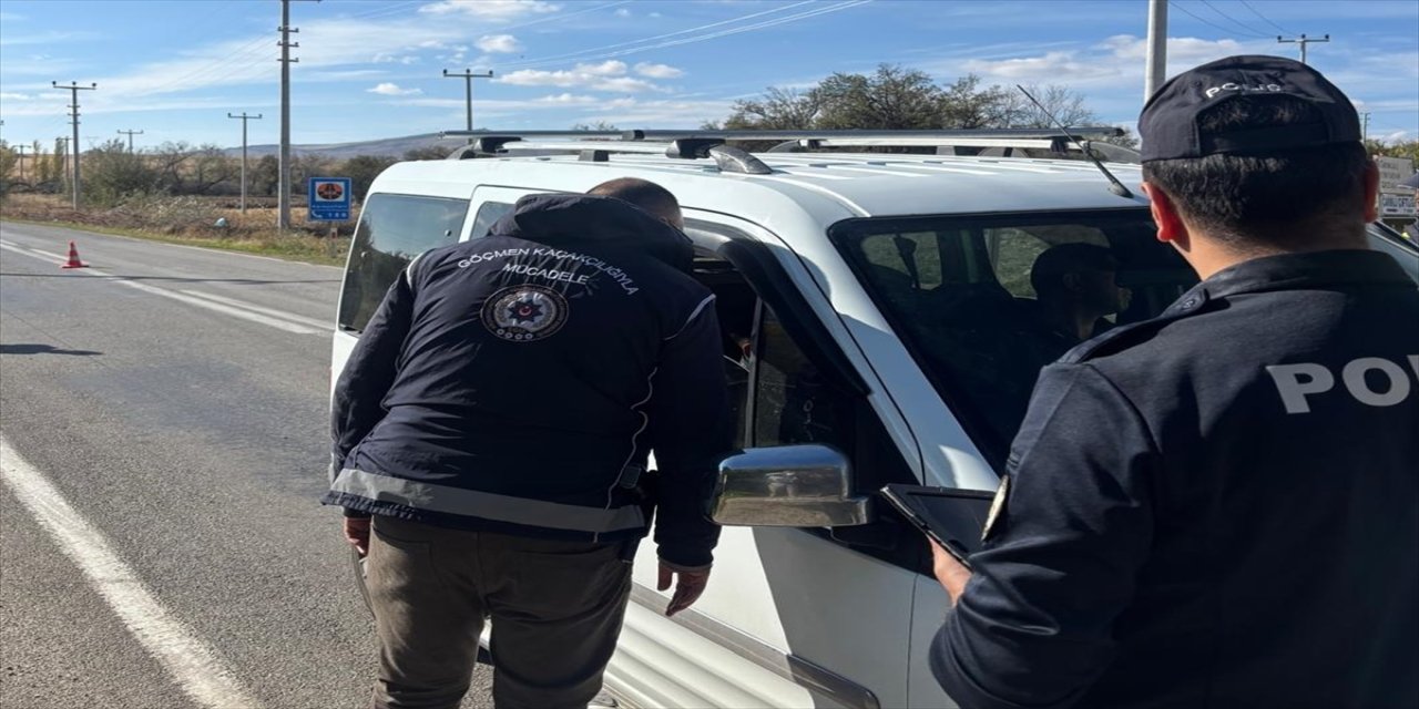 Yasa dışı yollarla Türkiye’ye giren 8 düzensiz göçmen Kırşehir’de yakalanarak Geri Gönderme Merkezi’ne sevk edildi