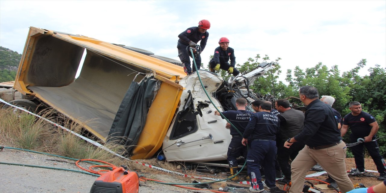 Antalya Alanya’da iki hafriyat kamyonu çarpıştı, kontrolden çıkan araç şarampole devrildi: 1 kişi öldü, 1 kişi yaralı