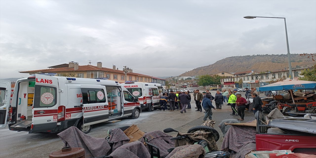 Kastamonu’nun Tosya ilçesinde oto tamir dükkanında çıkan yangında 2 kişi yaralandı, itfaiye kısa sürede müdahale etti