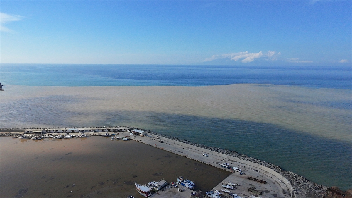 Gökçeada'da kuvvetli sağanak nedeniyle denizin rengi değişti