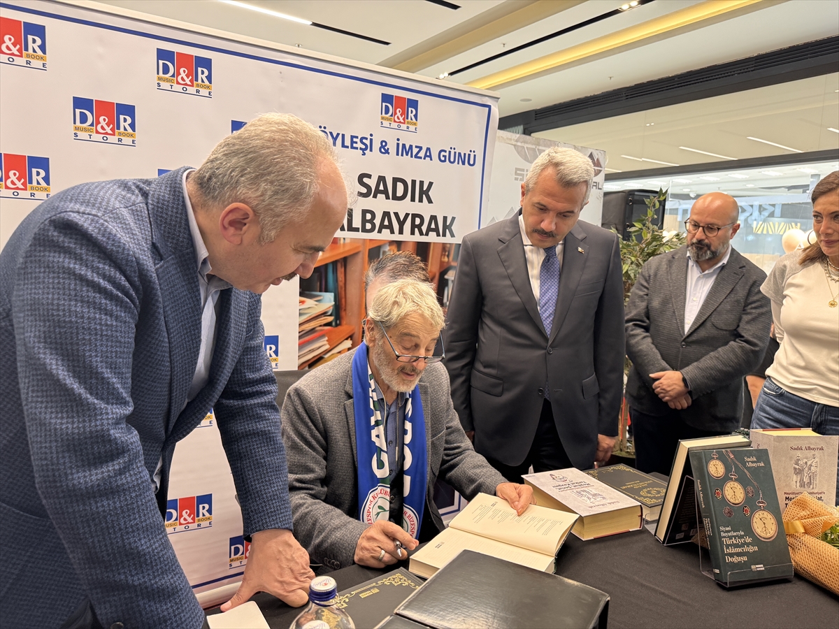 Gazeteci-yazar Sadık Albayrak Rize'deki imza gününde okurlarıyla buluştu