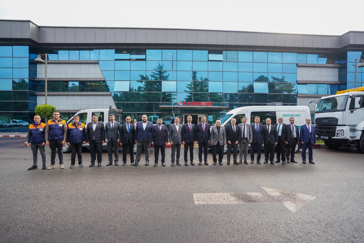 KARDEMİR'den Karabük Belediyesi ve Türk Kızılaya araç desteği