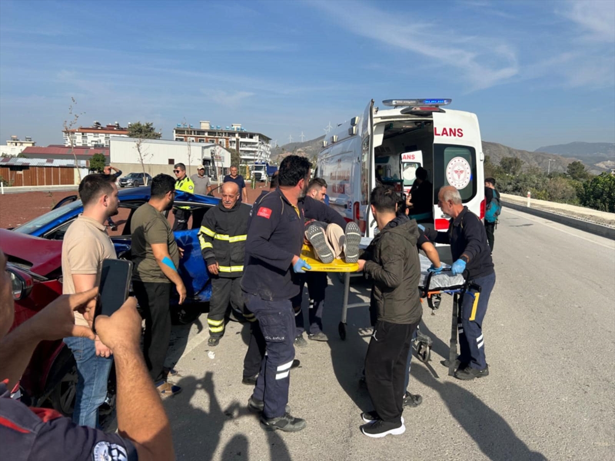 Hatay'da cip ile otomobilin çarpıştığı kazada 5 kişi yaralandı
