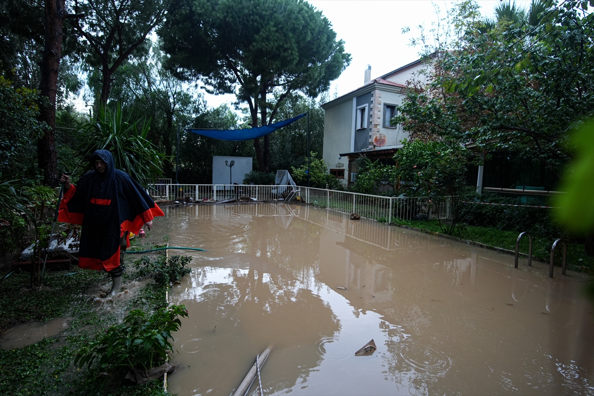 İzmir'in Foça ilçesinde sağanak hayatı olumsuz etkiledi