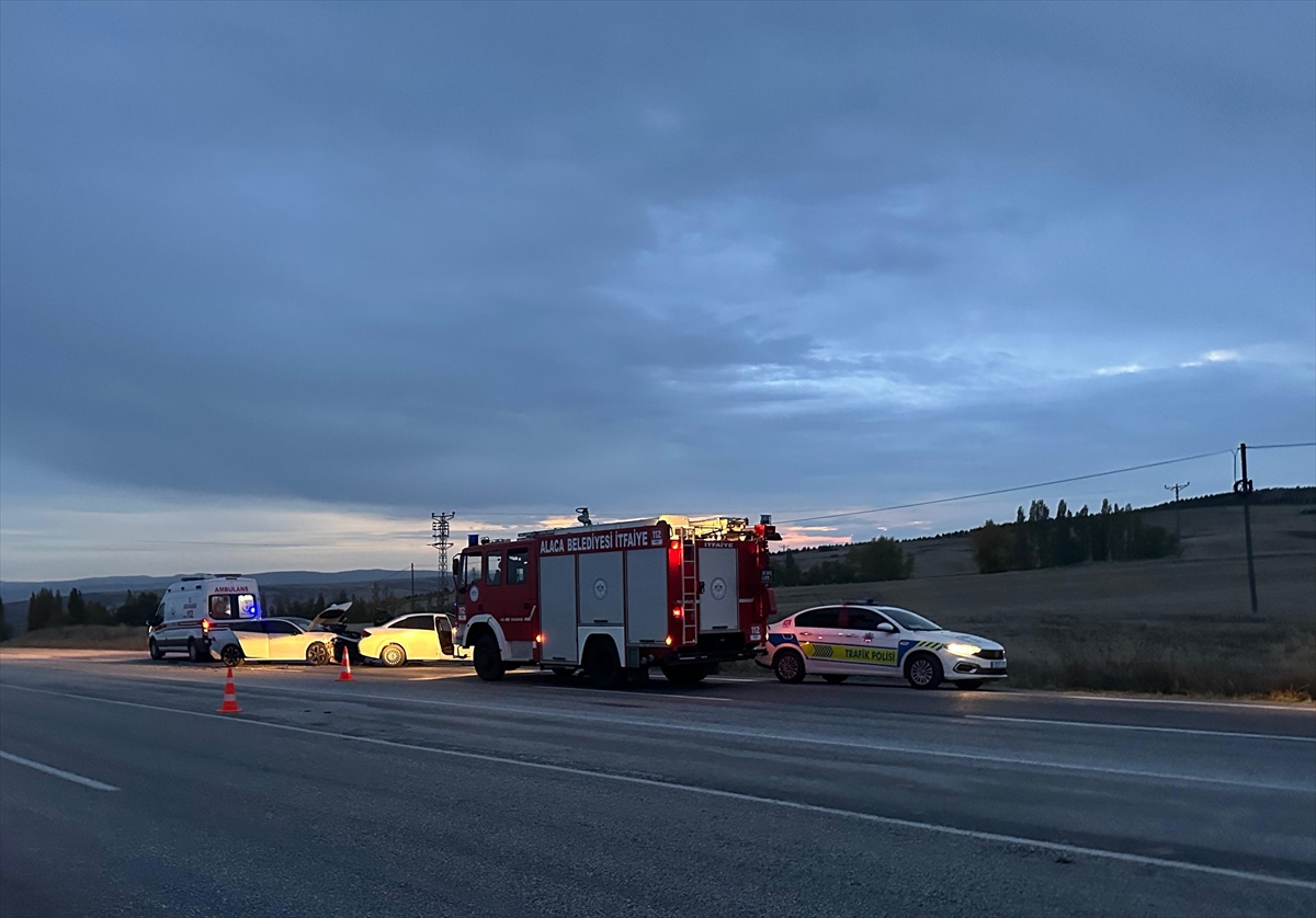 Çorum'da 2 otomobilin çarpışması sonucu üç kişi yaralandı
