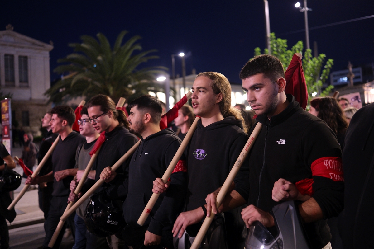 Yunanistan'da öğrenciler gösteri düzenledi