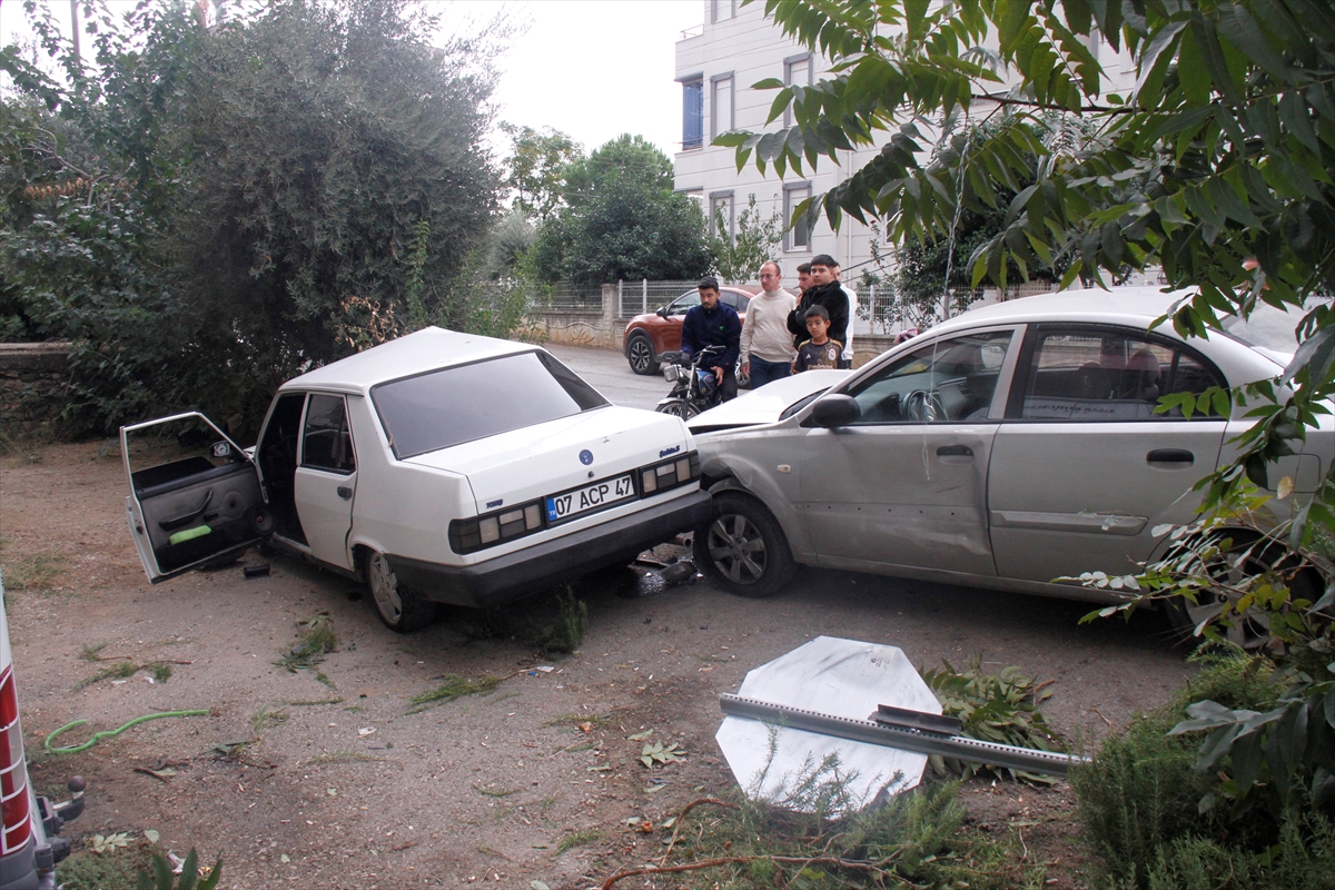 Antalya'da 2 otomobilin çarpıştığı kazada 2 kişi yaralandı