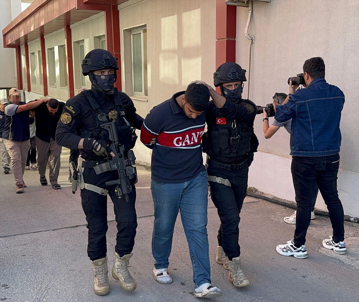 Adana'da terör örgütü DEAŞ'a yönelik operasyonda yakalanan 6 zanlı tutuklandı