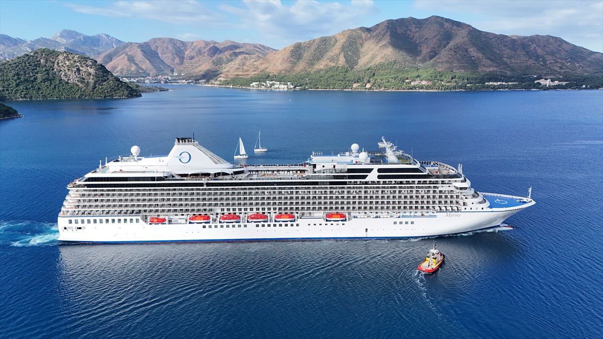 "Marina" kruvaziyeri 1193 yolcusuyla Marmaris'e geldi