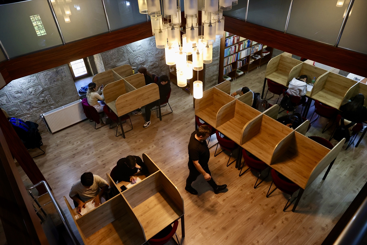 Tarihi Zağnos Burcu'ndaki kütüphane 29 yıldır sessiz ortamıyla öğrencileri ağırlıyor