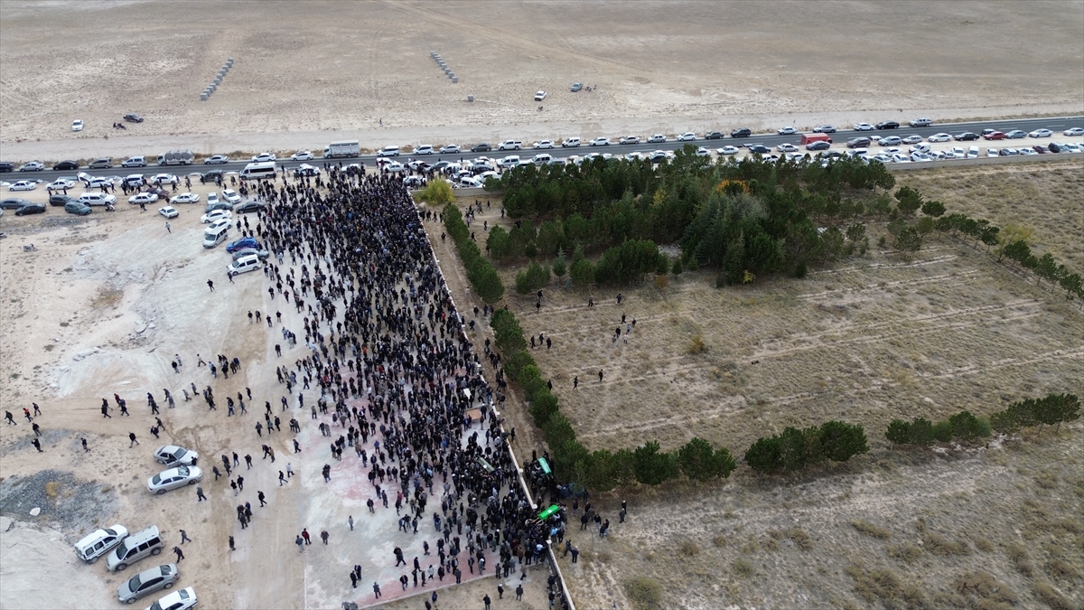 Aksaray'da trafik kazasında yaşamını yitiren 3 kardeşin cenazesi toprağa verildi