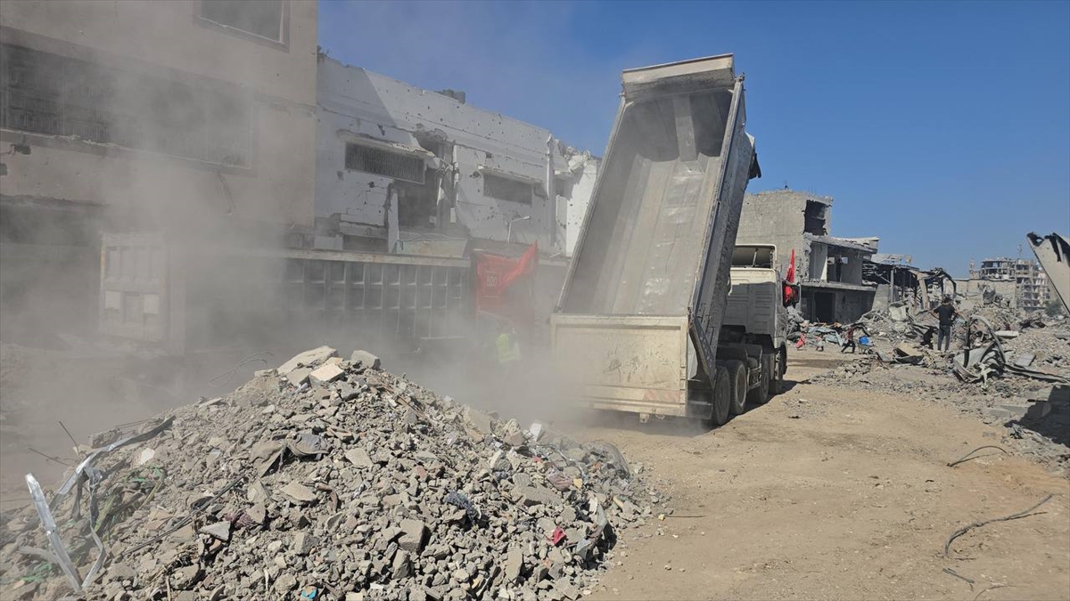 İHH, Gazze'de enkaz temizliğine devam ediyor