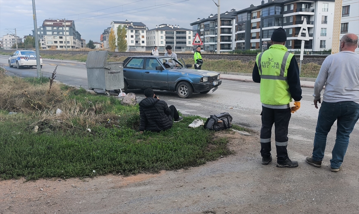 Kütahya'da ehliyetsiz sürücünün kullandığı otomobilin çarptığı 2 kişi yaralandı