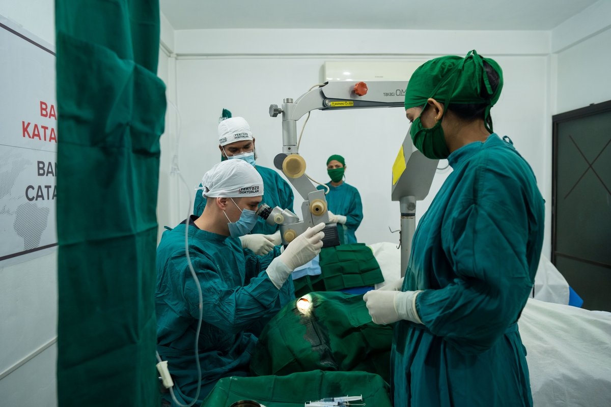 Yeryüzü Doktorları birçok ülkede katarak hastasının tedavisini üstleniyor