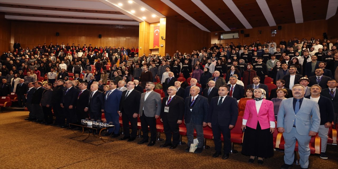 Atatürk Üniversitesi’nde düzenlenen uluslararası bilgi şöleninde, Nurettin Topçu’nun fikir dünyası çok yönlü ele alındı