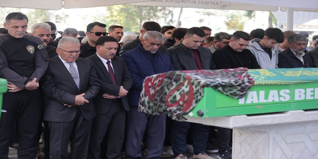 Kayseri'de eski eşinin pompalı tüfeğiyle öldürülen 3 çocuk annesi üniversite öğrencisi Meliha Keskin defnedildi