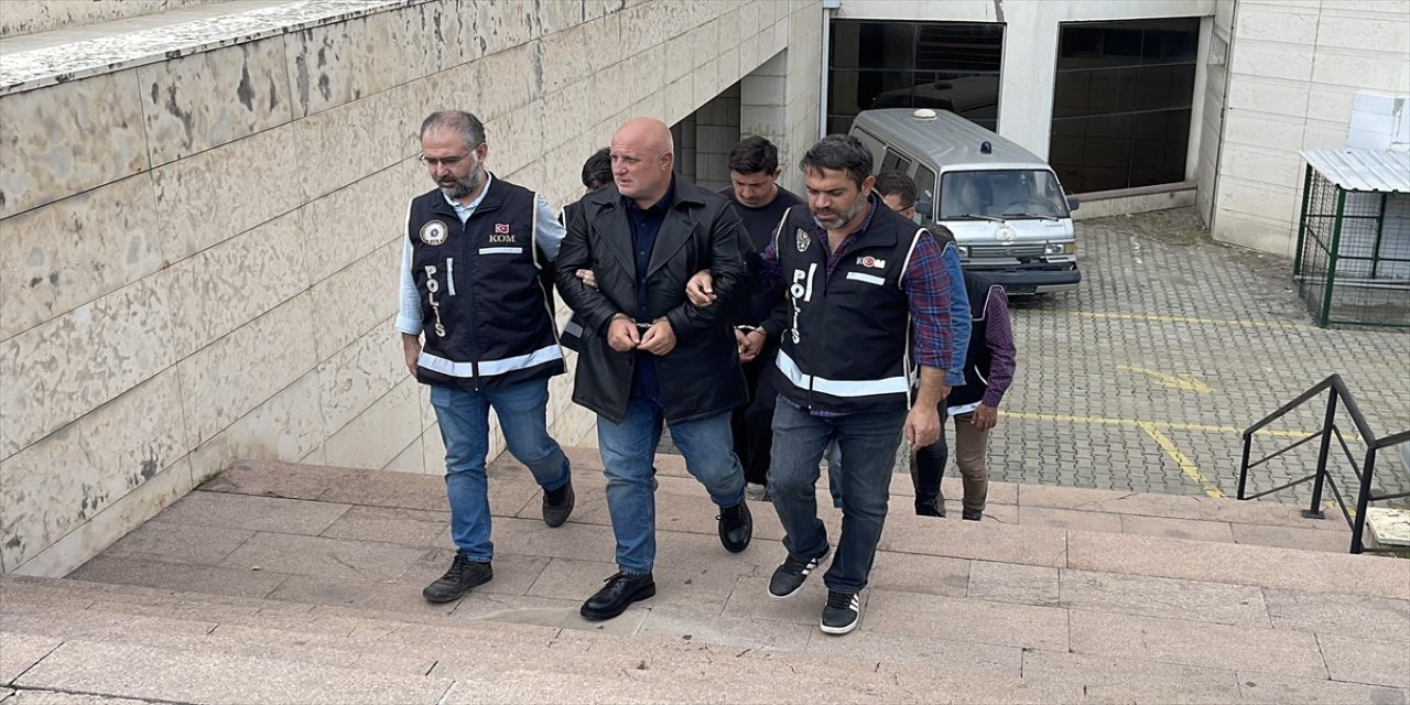 Edremit'teki saldırıda 3 kişiyi çalıştırdığı öne sürülen zanlılar adliyeye sevk edildi, Emlik 3 ölü 7 yaralı bırakmıştı