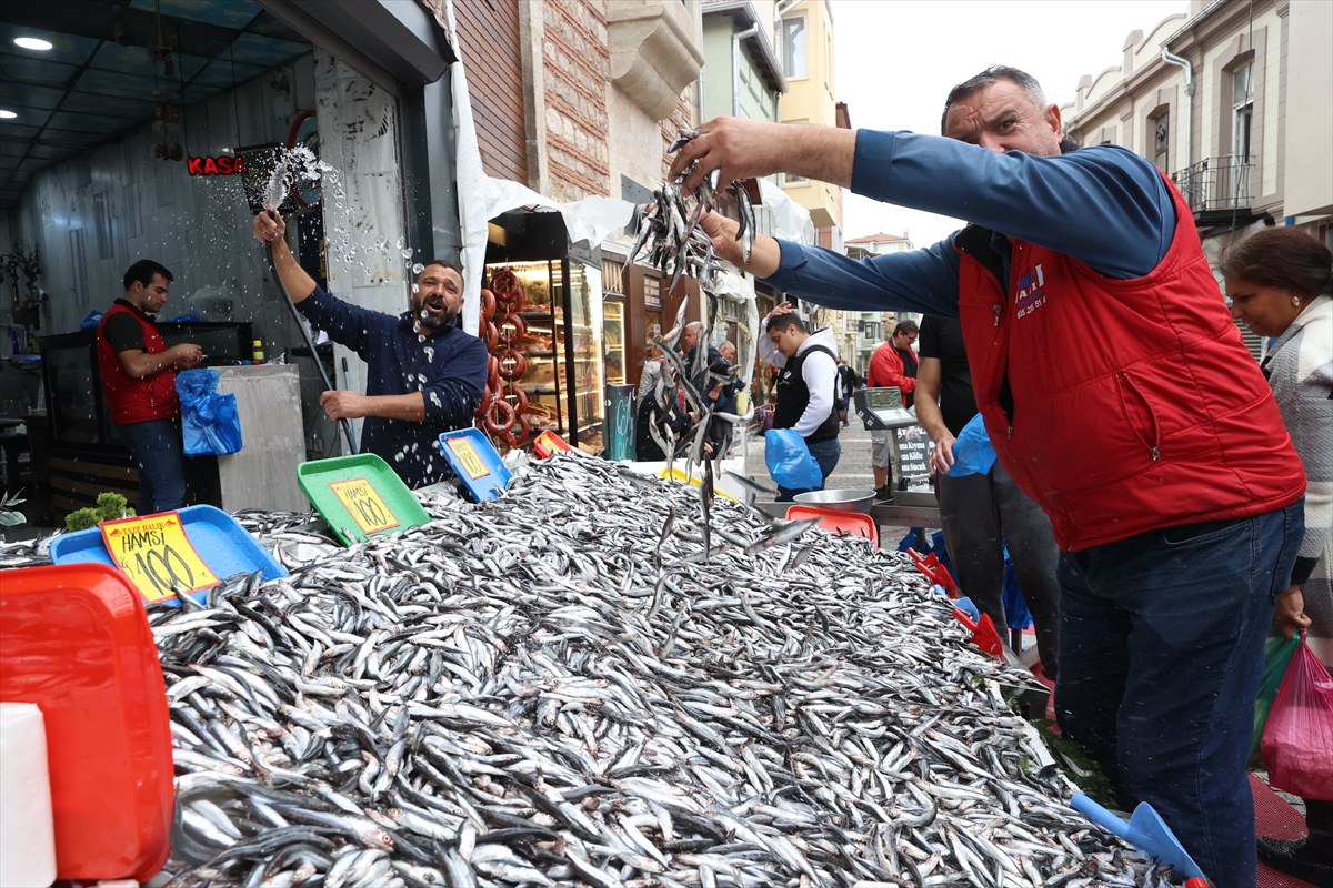 Karadeniz'de hamsi bolluğu tezgahlara yansıdı