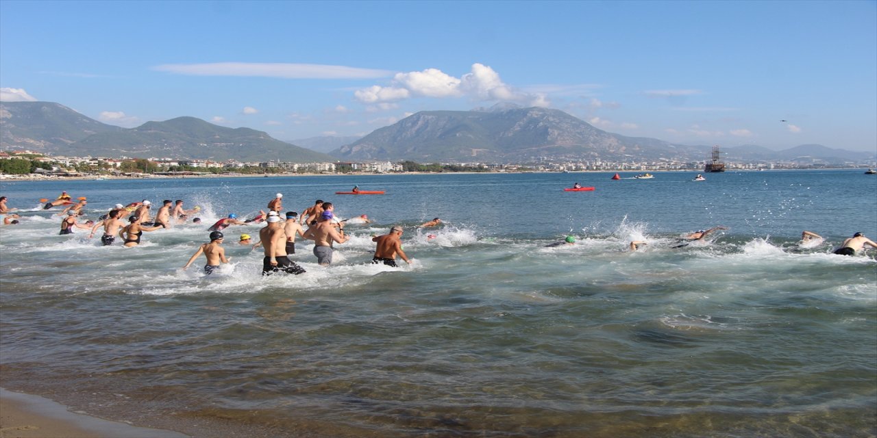 34. Alanya Triatlon Yarışları başladı, halk triatlonunda 130 sporcu 250m yüzme, 5 km bisiklet ve 1,2 km koşu yaptı