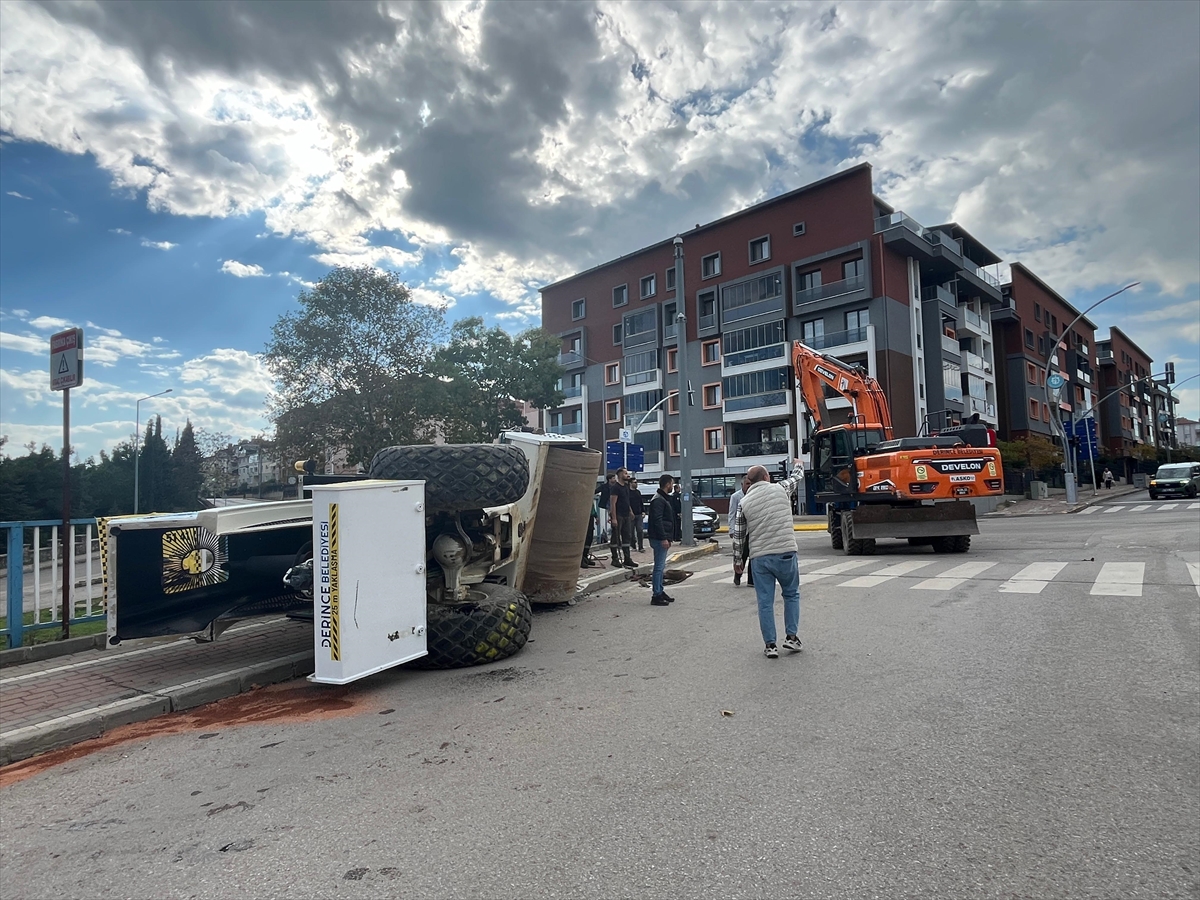 Kocaeli'de tırdan yola devrilen iş makinesindeki kişi yaralandı