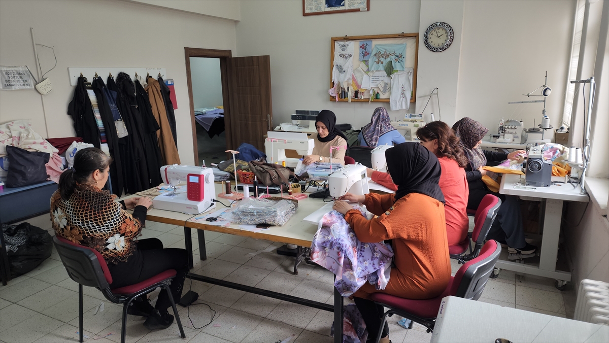 Amasya'da kadınlar Filistinliler için battaniye ve kışlık kıyafet üretiyor