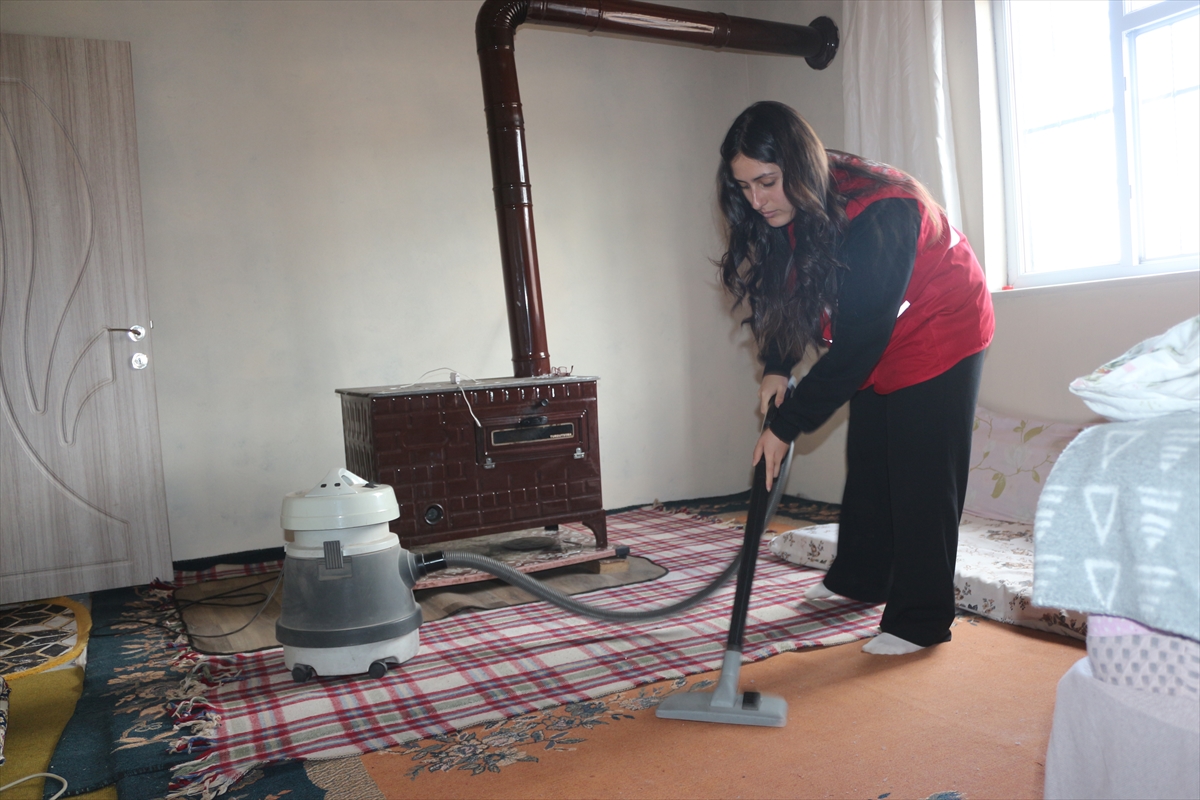 Ağrı'da üniversiteli Kızılay gönüllüleri yalnız yaşayan kadının evini temizledi
