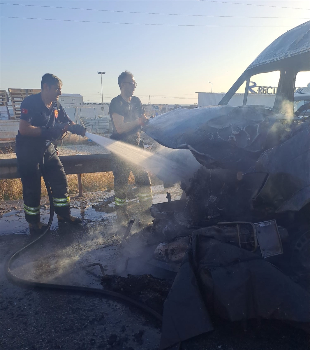 Adana'da işçi servisinin çarptığı motosikletli öldü