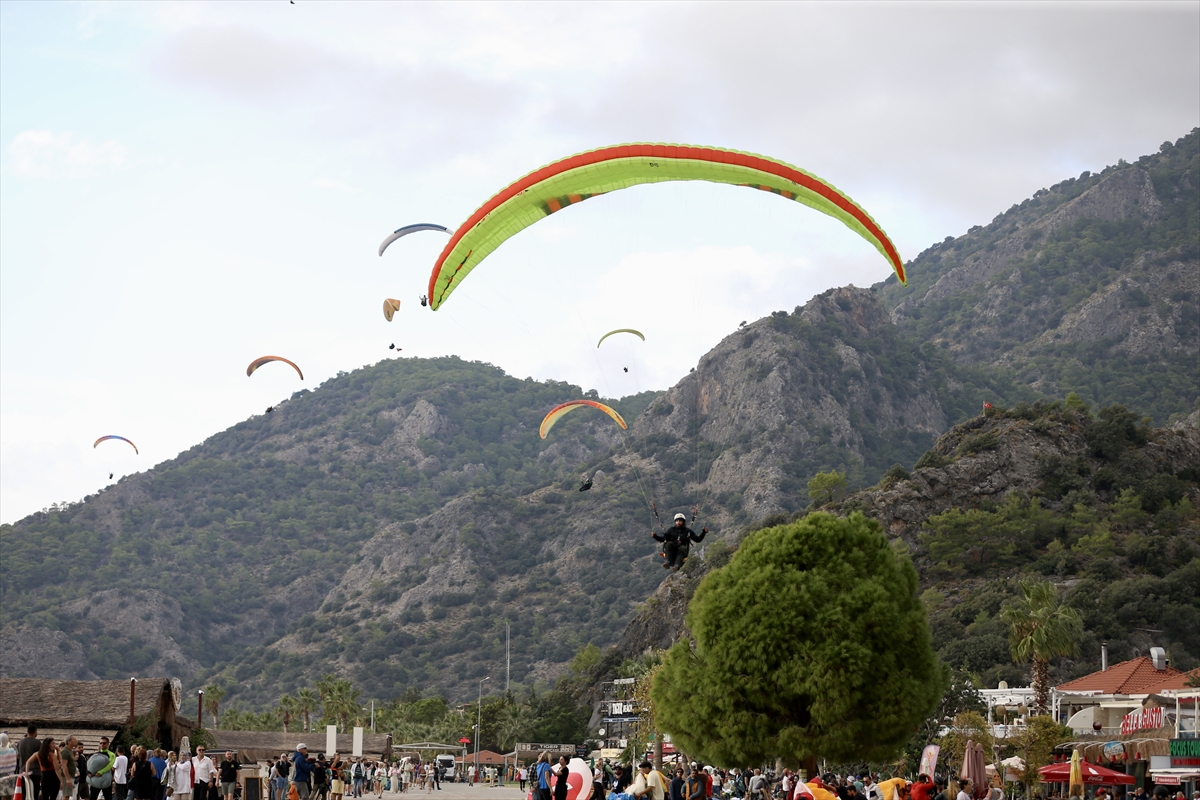 Muğla'da "25. Uluslararası Ölüdeniz Hava Oyunları Festivali" devam ediyor
