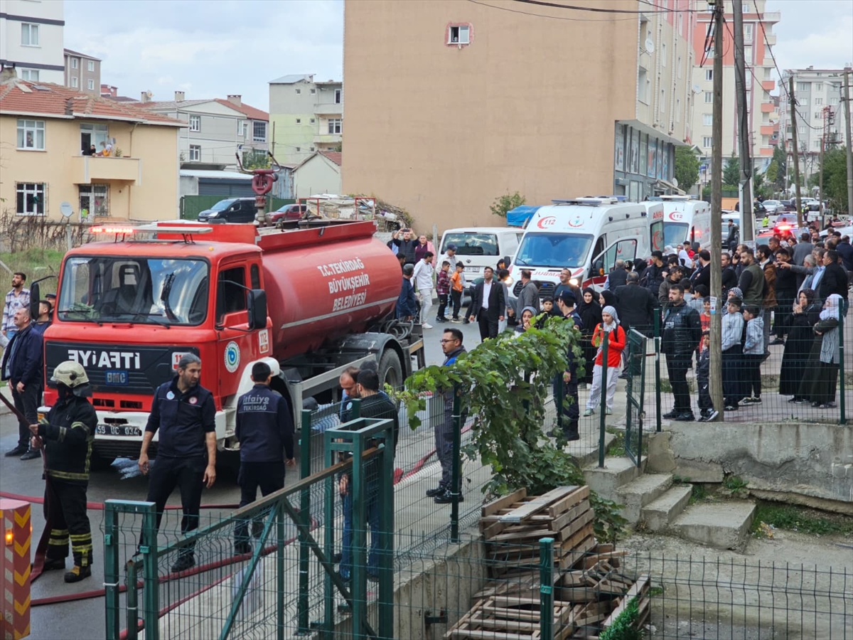 Tekirdağ'da bir apartmanın üst katında çıkan yangın söndürüldü
