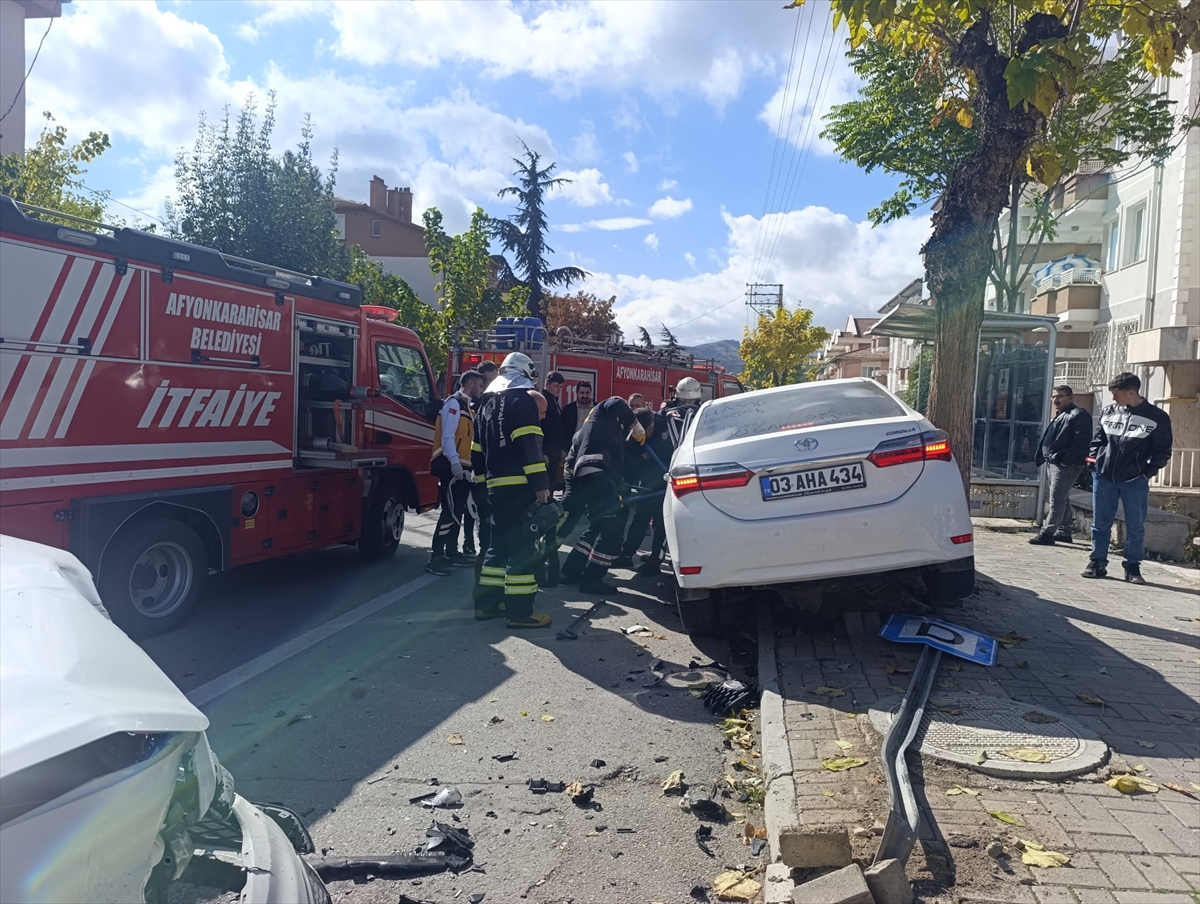 Afyonkarahisar'da iki otomobilin çarpıştığı kazada 7 kişi yaralandı