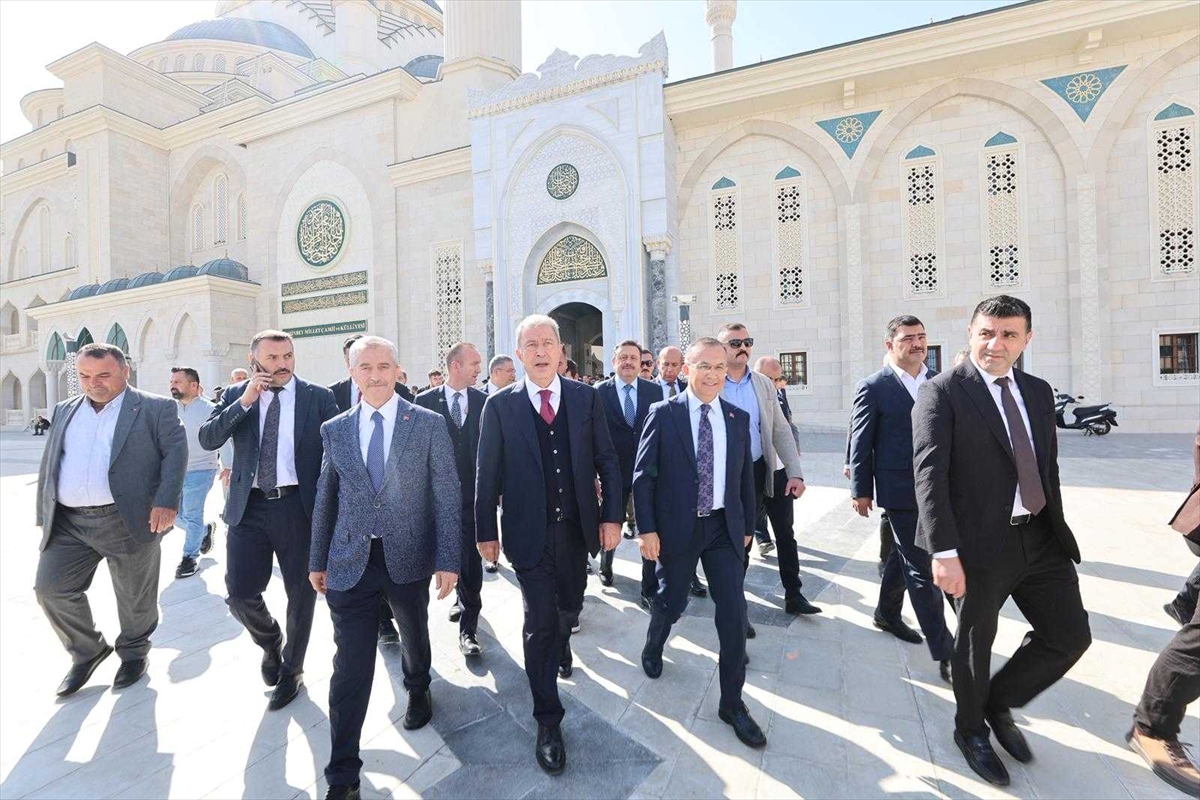 TBMM Milli Savunma Komisyonu Başkanı Hulusi Akar, Gaziantep'te ziyaretlerde bulundu