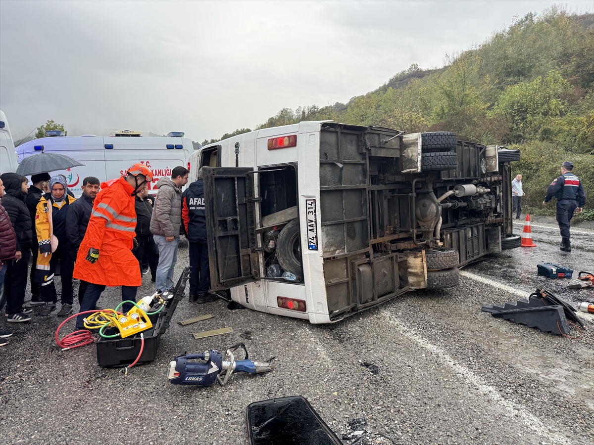 Bartın'da devrilen işçi servisinde 1 kişi öldü, 19 kişi yaralandı