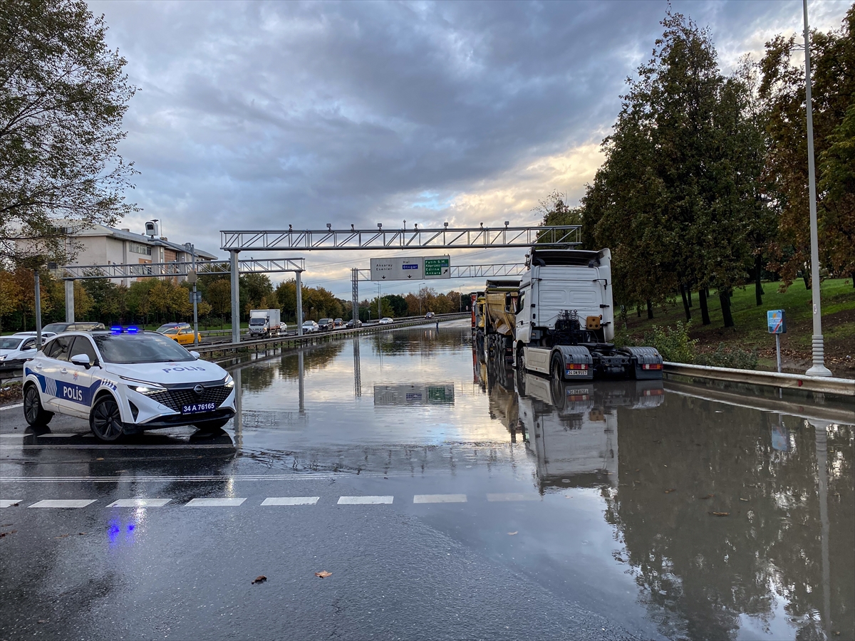 İstanbul'da sağanak nedeniyle  araçlar güçlükle ilerledi
