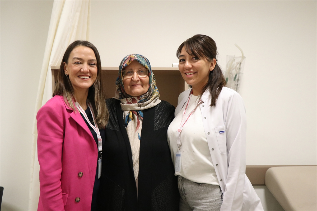 Akciğer ve meme kanserini yenen 62 yaşındaki kadın sağlığına kavuştu