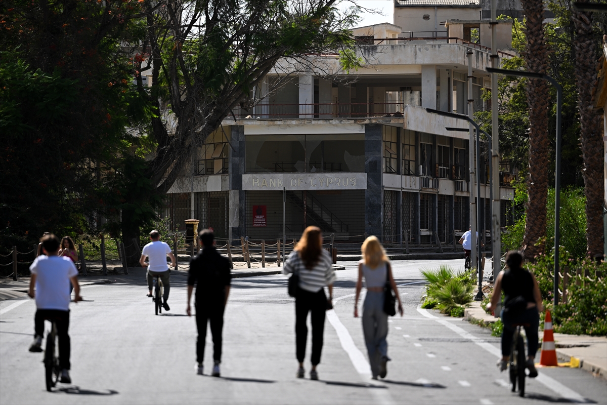Açılmasının üzerinden 5 yıl geçen Kapalı Maraş’a ilgi gösteren turistler "farklı deneyim" yaşıyor