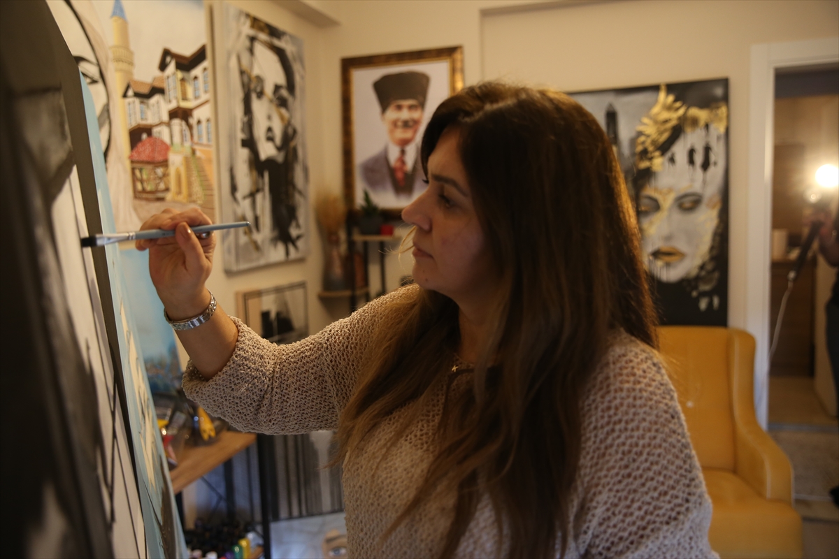 Resim yapmaya 42 yaşından sonra başlayan ressam, tuvaline "güçlü kadınları" yansıttı