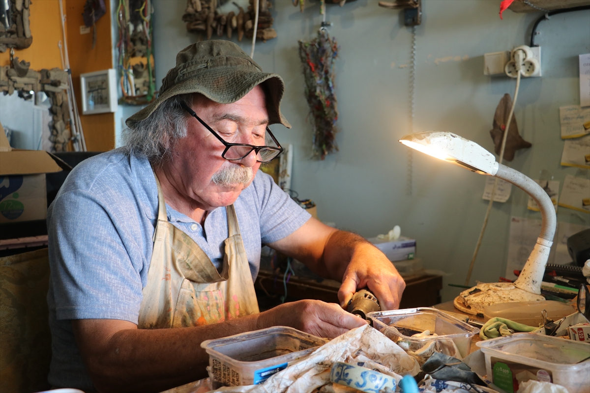 Denizin sürüklediği ağaç ve amforalar, emekli öğretmenin elinde hediyelik eşyaya dönüşüyor