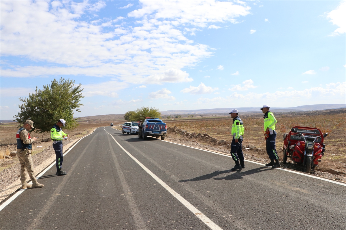 Kilis'te 3 tekerlekli elektrikli motosikletin devrildiği kazada 2 kişi ağır yaralandı