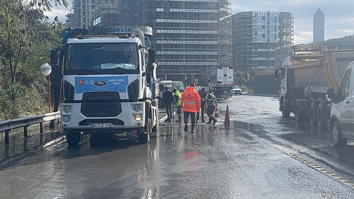 Kağıthane'de sağanak nedeniyle su biriken yolda araçlar güçlükle ilerledi
