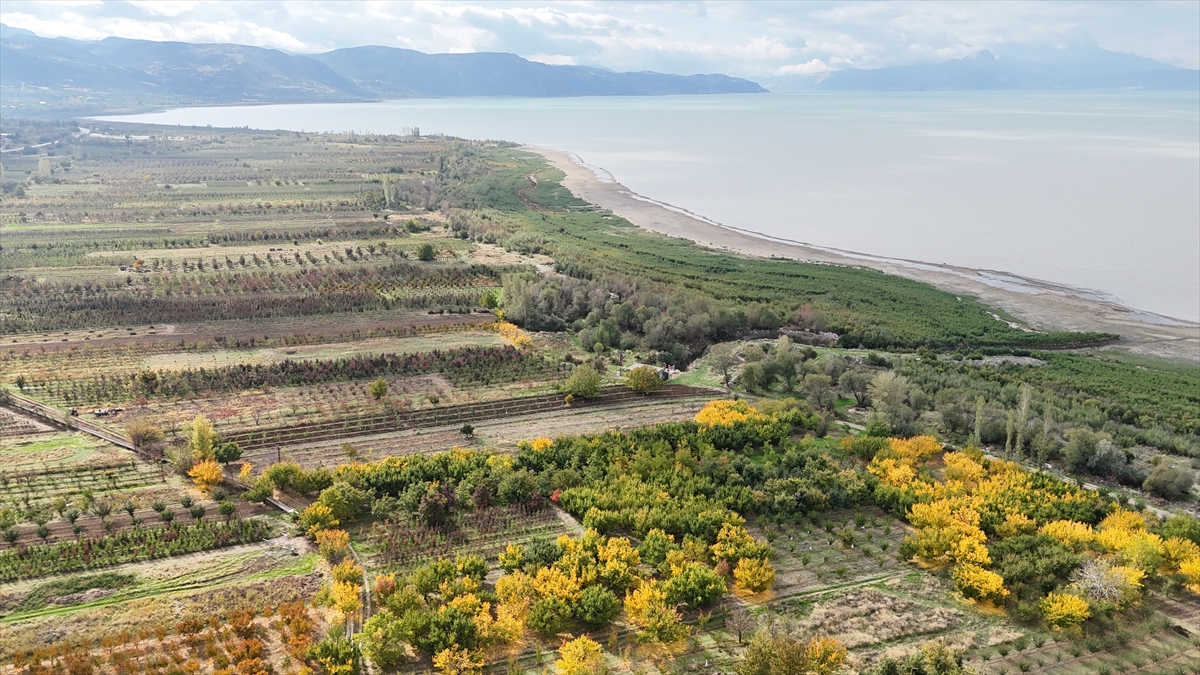Isparta'da sonbahar renklerine bürünen Eğirdir Gölü havadan görüntülendi