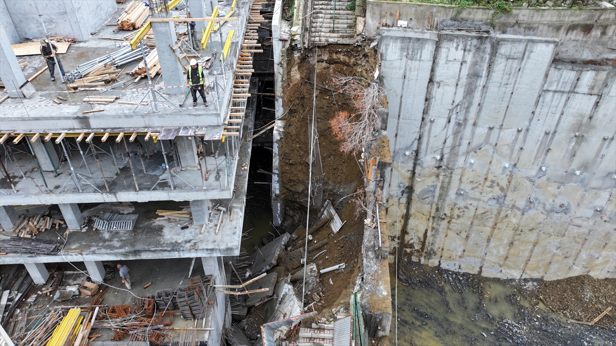 Beşiktaş'ta inşaat halindeki binanın istinat duvarı yıkıldı