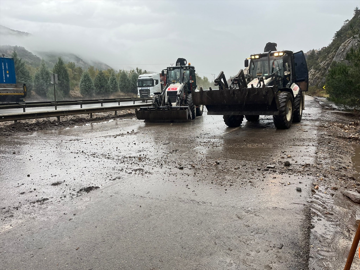 Bilecik'te şiddetli yağış nedeniyle oluşan sel ulaşımı aksattı