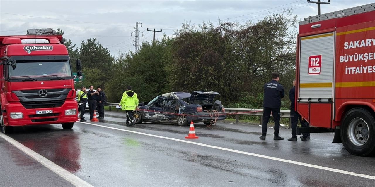 Sakarya'da otobüsle otomobil çarpıştı: 1 ölü, 2 yaralı