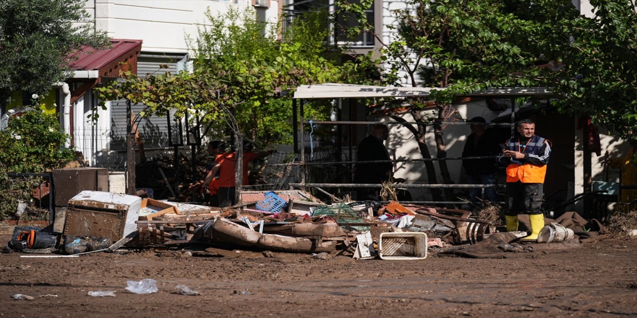 Foça’da selin yaraları sarılıyor: Ekipler temizlik ve hasar giderme çalışmalarını sürdürüyor