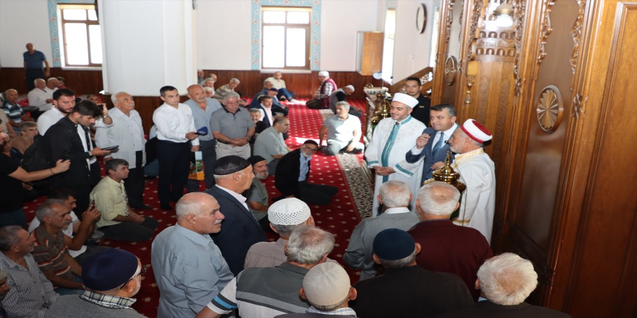 Dörtyol’da 49 yıl görev yapan imam Ali Tekeci’ye camide duygusal veda