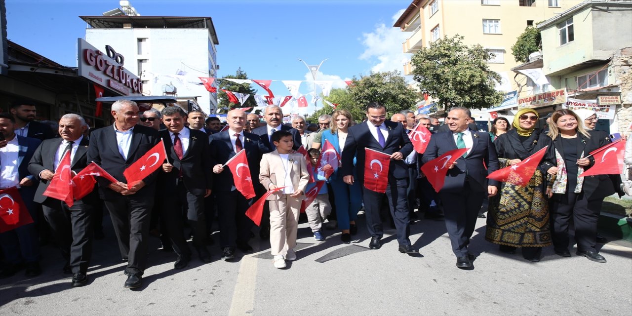 Altınözü’nde 9. Zeytin, Zeytinyağı ve Gastronomi Festivali kortej yürüyüşü ve temsili zeytin hasadıyla başladı