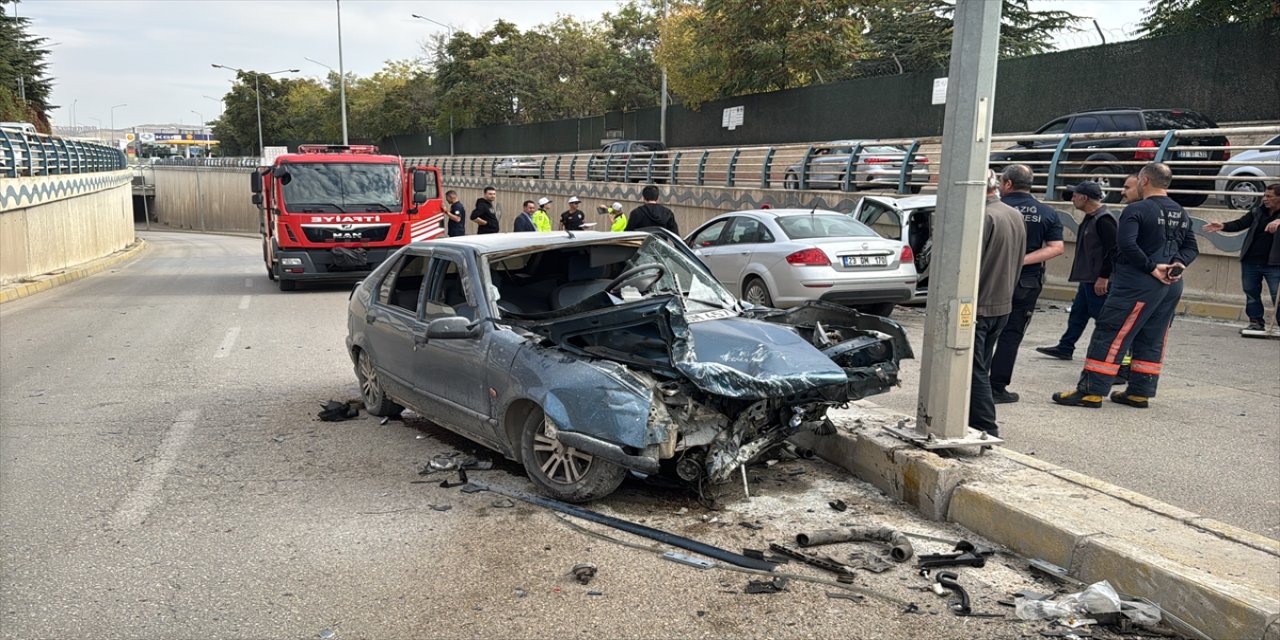 Elazığ’da zincirleme trafik kazası: 3 araç çarpıştı, 5 kişi yaralandı